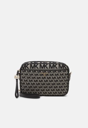 Rechthoekige zwart-beige Michael Kors polstertasje met een herhaald MK-logo patroon en goudkleurige ritssluiting en logohanger.