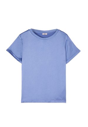 Hellblaues, einfarbiges T-Shirt mit kurzen Ärmeln und Rundhalsausschnitt, flach auf weißem Hintergrund liegend.