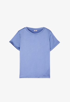 Hellblaues, einfarbiges T-Shirt mit kurzen Ärmeln und Rundhalsausschnitt, flach auf weißem Hintergrund liegend.