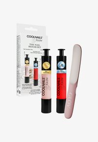 Nail Rehab Set sisältää mustan kynsivahvistuspen, punaisen kuorittavan kynsilakkapennin ja vaaleanpunaisen kynsiviilan valkoisella pinnalla, kaikki suunnitellussa laatikossa.