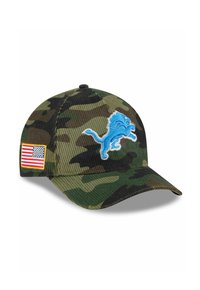 Baseballkappe im Camouflage-Muster aus strukturiertem Stoff mit einem blauen, gestickten Löwenlogo und einem kleinen Aufnäher der amerikanischen Flagge an der Seite.