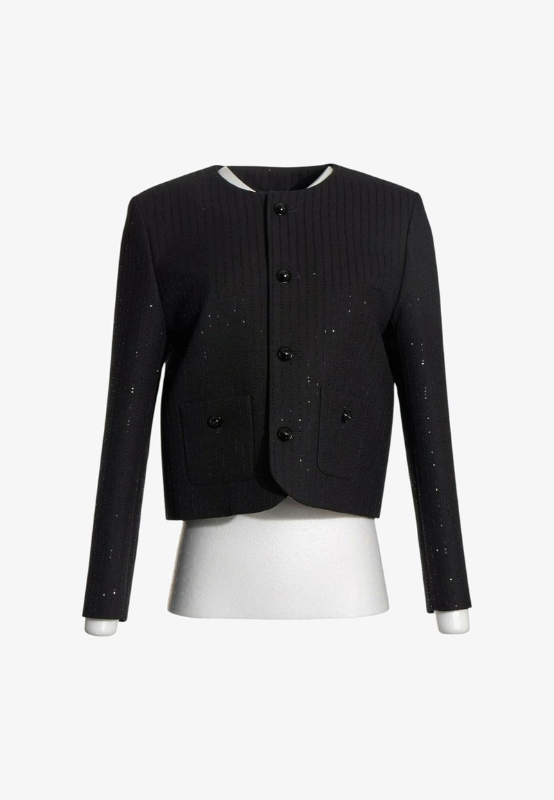 Veste courte noire à manches longues, col rond, quatre boutons sur le devant et deux poches à boutons sur un mannequin blanc.