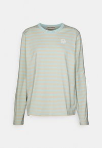 Långärmad randig skjorta i ljusblått och beige. Har en enkel blommig design på bröstet. Mjuk tyg med en avslappnad passform.