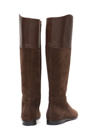 Knöchelhohe, braune Wildlederstiefel mit einem glatten, braunen Lederbereich oben, ausgestattet mit einer flachen schwarzen Gummisohle und einem schlichten Design.