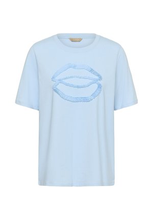Lyseblå t-shirt med korte ærmer, tekstureret læbeformet design på forsiden og rund halsudskæring.