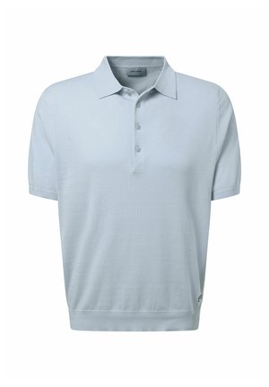 Hellblaues Poloshirt mit kurzen Ärmeln, drei Knöpfen und Kragen, Strickstoff, mit kleinem Logo am unteren Saum.
