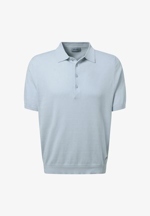 Hellblaues Poloshirt mit kurzen Ärmeln, drei Knöpfen und Kragen, Strickstoff, mit kleinem Logo am unteren Saum.