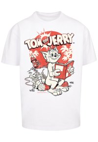 Hvit bomull T-skjorte med et vintage trykk av Tom og Jerry. Tom leser en bok, med røde og svarte detaljer, mot en rød bakgrunn.
