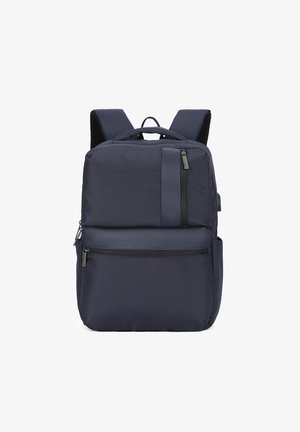 Marineblauwe rugzak met gevoerde schouderbanden, bovenhandvat, voorkant en verticale ritszakken, ontworpen voor dagelijks gebruik of reizen.