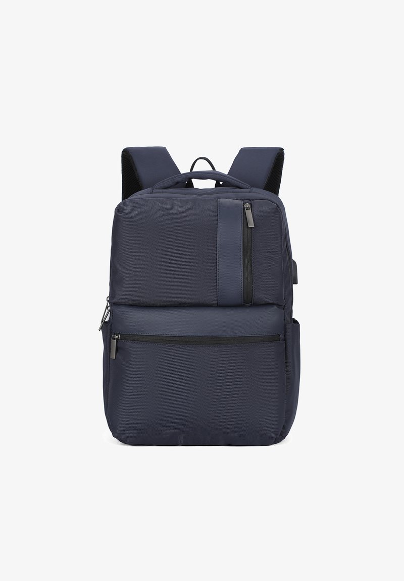 Marineblauwe rugzak met gevoerde schouderbanden, bovenhandvat, voorkant en verticale ritszakken, ontworpen voor dagelijks gebruik of reizen.