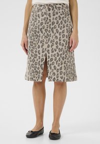 Leopardprint denimrok met een vooruitsnijding, tot op de knie, met een tailleband met riemlussen en ronde metalen knopen.
