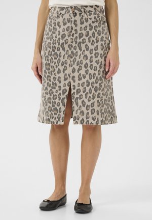 Leopardprint denimrok met een vooruitsnijding, tot op de knie, met een tailleband met riemlussen en ronde metalen knopen.