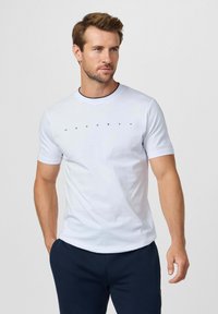 Wit t-shirt met korte mouwen en een ronde halslijn, bedrukt met de zwarte tekst "HACKETT" over de borst. Zacht katoenen materiaal.