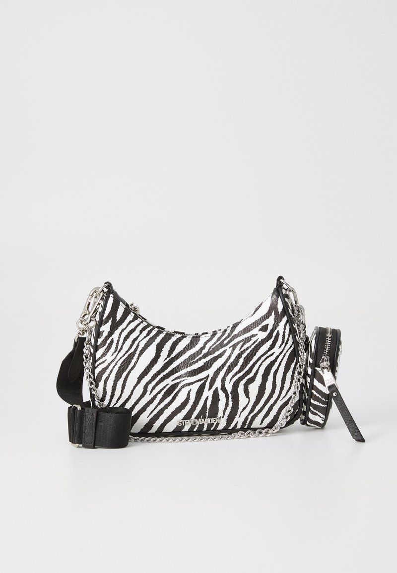 Sac à main en imprimé zèbre avec une forme courbée, fabriqué en matériau texturé, avec des accents en chaîne argentée et une pochette zippée détachable.