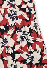 Tessuto floreale in rosso, bianco e blu navy, con grandi fiori dai toni scuri. Texture morbida, leggero, con un dettaglio di vita arricciata.