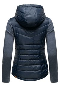 Marinblå quiltad jacka med vadderad huva och grå långa ärmar, sedd bakifrån.