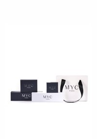 Set di cinque scatole e una borsa in blu scuro e bianco. Le scatole sono rettangolari con il logo in rilievo "MYC PARIS". La borsa ha manici neri.