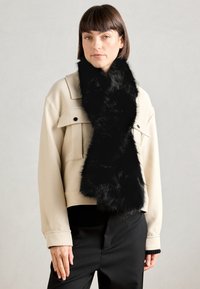 Unselected, black