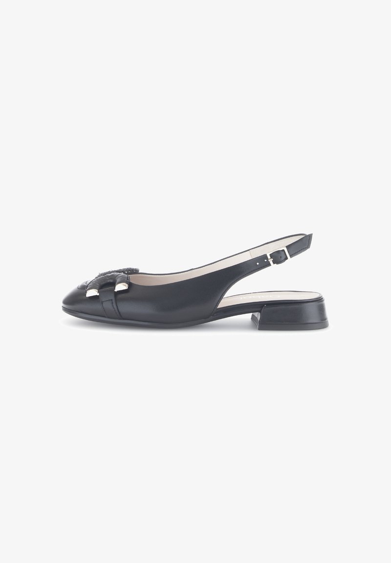 Schwarzer Slingback-Schuh aus glattem Leder. Verfügt über eine abgerundete Spitze, einen kleinen Blockabsatz und ein dekoratives Riemchen mit metallischen Akzenten.