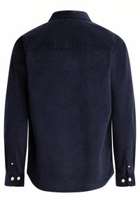Camisa de pana azul marino con cuello, mangas largas y puños con botón. Tejido texturizado y dobladillo curvado, con un detalle en el yugo trasero.