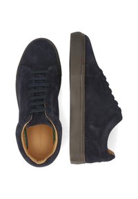 Marineblaue Wildledersneaker mit strukturierten Gummisohlen, einem Low-Top-Design und einer Schnürung vorne. Mit einem hellbraunen Innenfutter und dezenten seitlichen Akzenten.