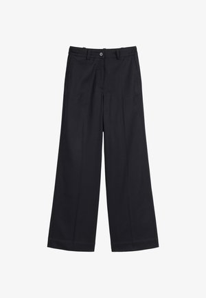 Schwarze Hosen mit weitem Bein, mit Knopf- und Reißverschluss, Gürtelschlaufen, Seitentaschen und abgesteppten Säumen.