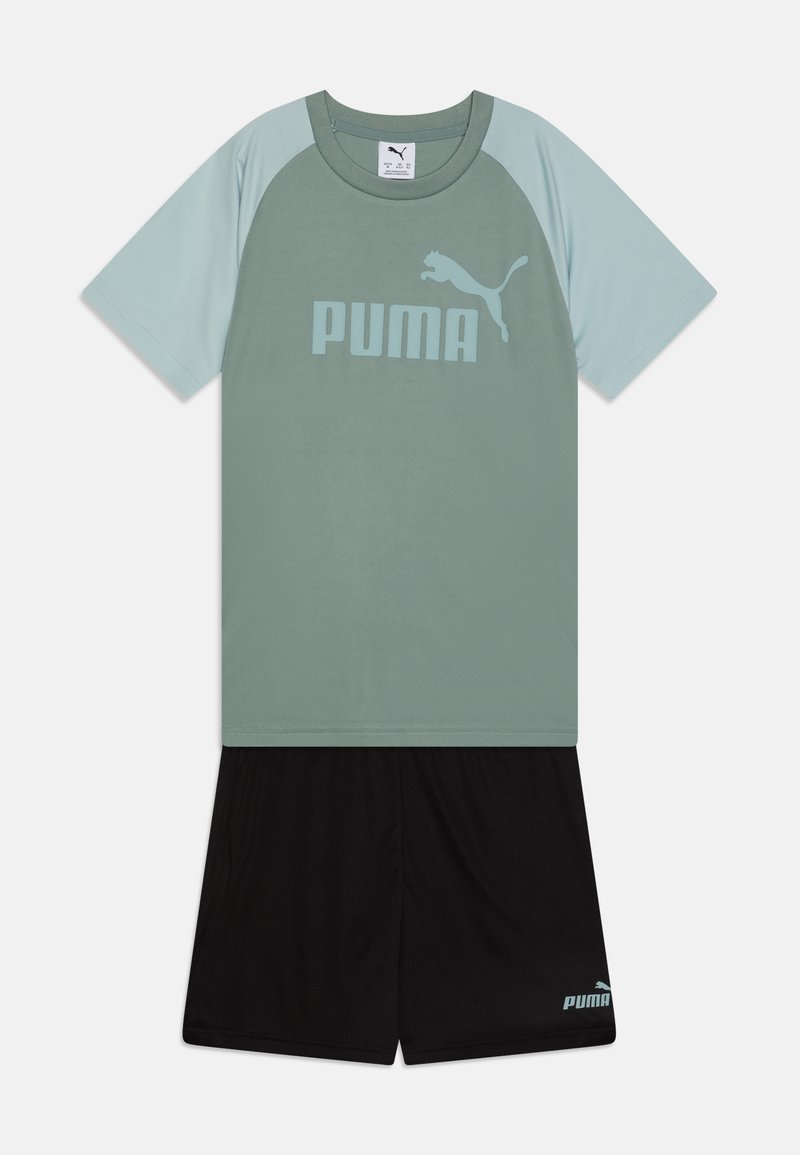 Puma sporta komplekts ar gaiši zaļu īsām piedurknēm krekliņu ar logo un melnām šortiem. Izgatavots no gludas auduma ar brīvu piegriezumu.