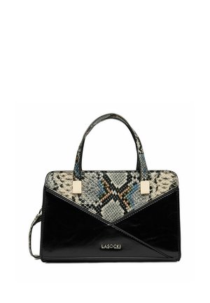 Czarna torebka w wzór skóry węża z podwójnymi uchwytami, złotymi kwadratowymi akcentami oraz logo Lasocki na przedniej klapie.
