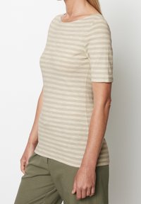 Béžový pruhovaný krátký rukáv top s kulatým výstřihem, vyrobený z měkké tkaniny, se jemnou strukturou a přiléhavým střihem.
