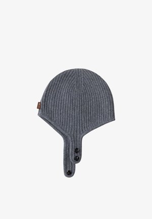 Grau gerippte Strick-Wintermütze mit Ohrenklappen und drei schwarzen Druckknöpfen am Riemen, mit einem kleinen braunen Markenzeichen an der Seite.
