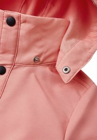 Vaaleanpunainen takki, jossa on teksturoitu pinta, huppu, nepparit ja sileä vuori. Rakennekaulus ja siistit ompeluyksityiskohdat.