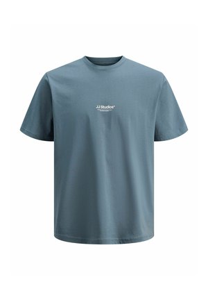 T-shirt in cotone azzurro chiaro con scollo rotondo, maniche corte e un piccolo logo bianco "JJ Studios" stampato sul davanti.