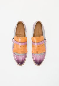 Kleurrijke leren schoenen met een roze verloop, grijze accenten en een opvallende oranje franjestrik met decoratieve perforaties.