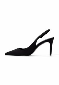 Zapatos de tacón tipo slingback para mujeres negras, con punta afilada y tacón stiletto de altura media sobre un fondo blanco.
