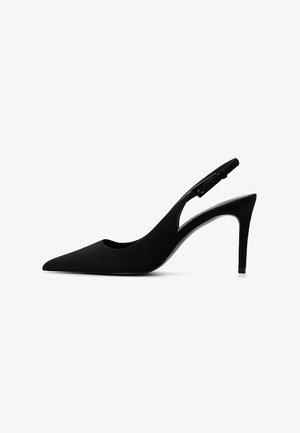 Pompe à talon aiguille mi-haut pour femmes noires, avec bout pointu et bride arrière, sur fond blanc.