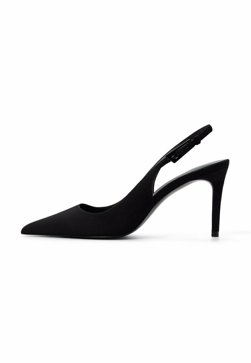 Zapatos de tacón tipo slingback para mujeres negras, con punta afilada y tacón stiletto de altura media sobre un fondo blanco.