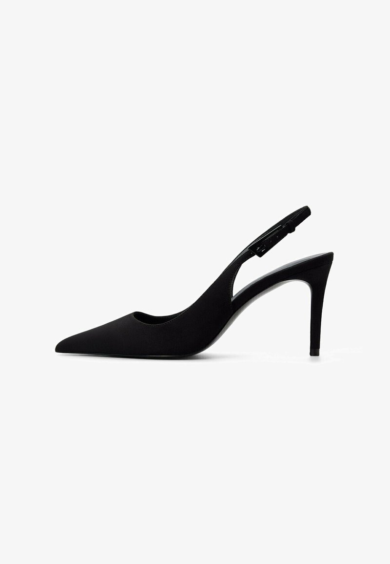 Zapatos de tacón tipo slingback para mujeres negras, con punta afilada y tacón stiletto de altura media sobre un fondo blanco.