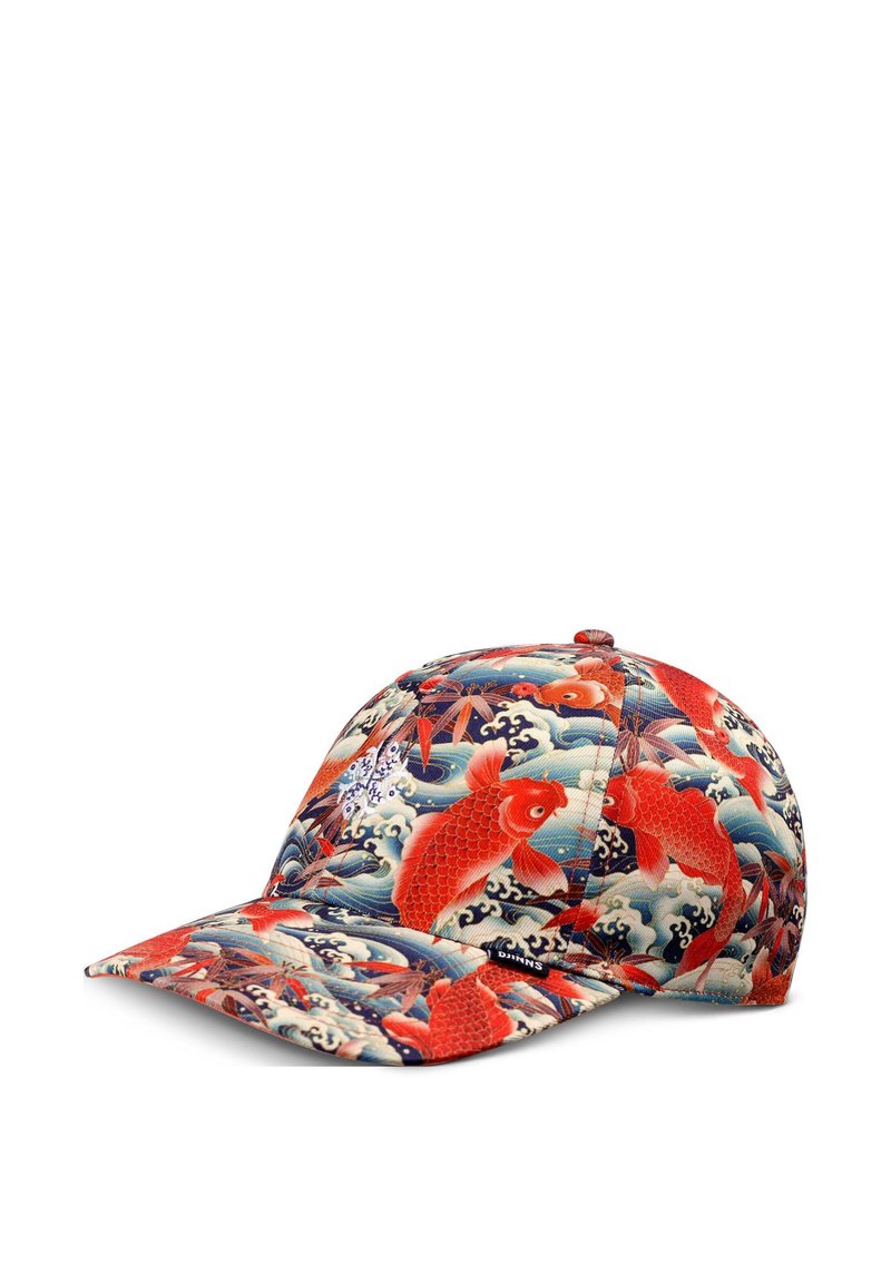 Gedruckte Kappe mit einem mehrfarbigen Design von Koi-Fischen und Wellen, überwiegend in Orange, Blau und Creme, mit einem gebogenen Schirm und aus Textilmaterial.