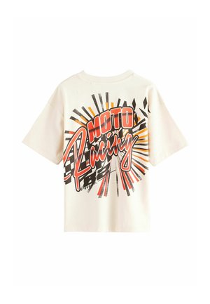 T-shirt en coton crème à manches courtes avec un graphique audacieux "MOTO Racing" en rouge et noir, avec des accents orange et un motif d'explosion au dos.