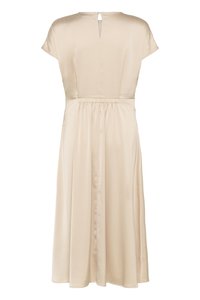 Bež midi haljina s kratkim rukavima, skupljenim strukom i zatvaranjem na gumb s prorezom na leđima, izrađena od glatkog, laganog materijala.