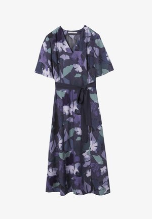 Midi zavinovací šaty s krátkými volánovými rukávy, abstraktním fialovo-zeleným potiskem listů, výstřihem do V a tmavým jednobarevným páskem v pase.