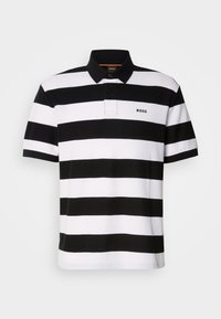 Polo rayé horizontal noir et blanc avec manches courtes et col noir, avec un petit logo "BOSS" sur la poitrine.