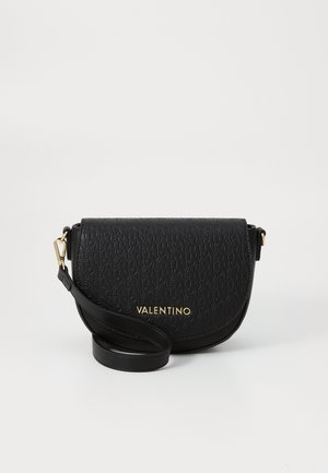 Černá kožená crossbody taška s embossovaným vzorem loga, zlatými detaily, zakulaceným klopou a nastavitelným popruhem. Kompaktní design vhodný pro základní potřeby.