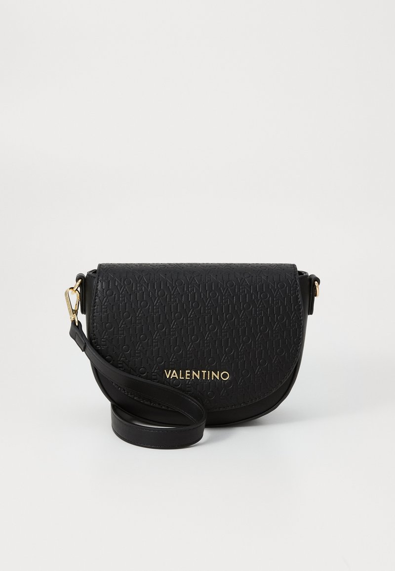 Borsa a tracolla nera in pelle con motivo logo impresso, hardware dorato, patta arrotondata e tracolla regolabile. Design compatto adatto per gli essenziali.
