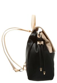 Černý a béžový kožený batoh s zaobleným tvarem, stahovací šňůrkou a tenkými nastavitelnými popruhy. Přítomné zlaté kovové akcenty.