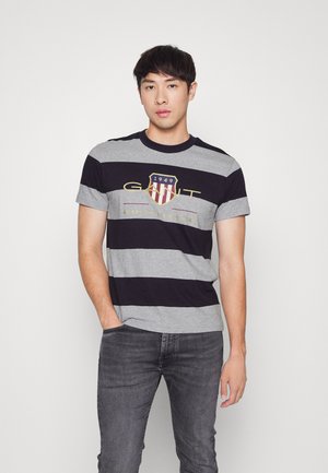 BAR STRIPE ARCHIVE SHIELD TEE - Triko s potiskem - grey melange