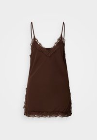 Σκούρο καφέ σατεν φόρεμα με λεπτές τιράντες και λεπτή δαντέλα κατά μήκος του ντεκολτέ, των πλευρών και του τελικού τελειώματος, πάνω σε ένα απλό φόντο.