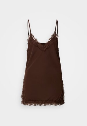 Sötétbarna szatén pántos ruha vékony pántokkal és finom csipkés szegéllyel a nyakkivágásnál, az oldalakon és az alján, egyszerű háttér előtt.