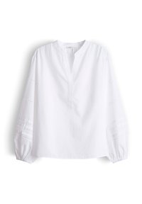 Blouse blanche à manches longues avec col en V, poignets froncés et bandes décoratives en dentelle sur les manches, présentée sur un fond blanc.