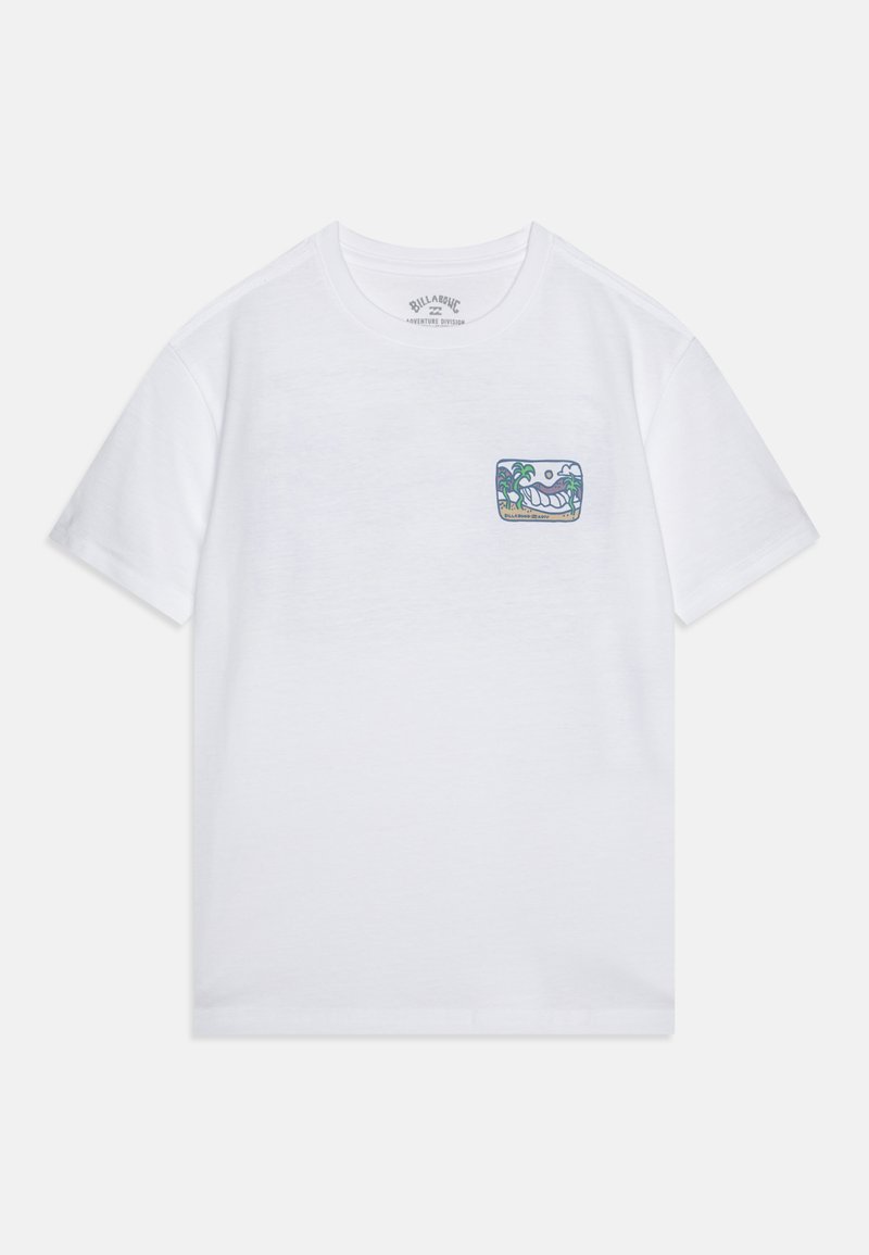 Weißes Baumwoll-T-Shirt mit kurzen Ärmeln. Es hat ein kleines, farbenfrohes Grafik-Patch, das einen lächelnden Charakter mit Palmen zeigt.